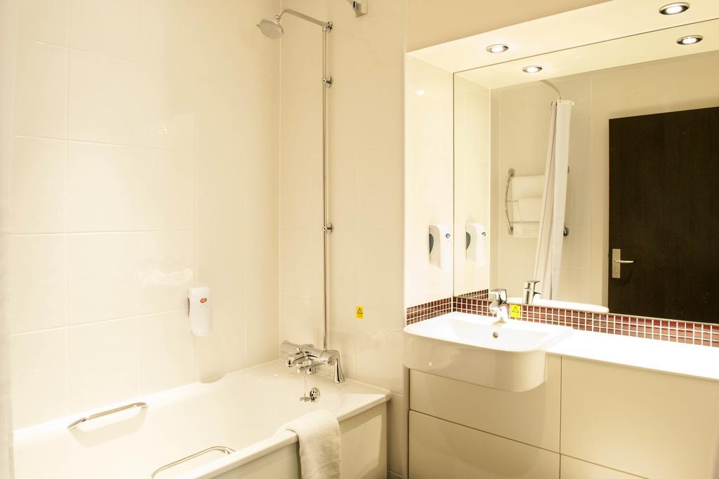 Premier Inn High Wycombe/Beaconsfield 외부 사진